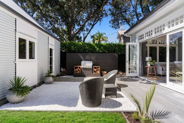 Photo of property in 21 Norwood Road, Bayswater, Auckland, 0622