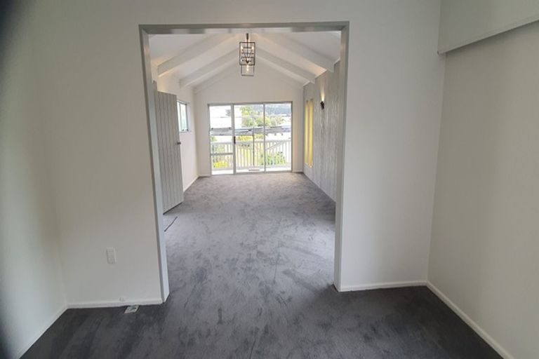 Photo of property in 37 Raroa Terrace, Tawa, Wellington, 5028