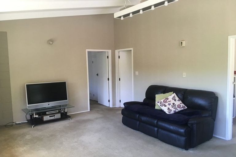 Photo of property in 1/34 Glencourt Place, Glenfield, Auckland, 0629