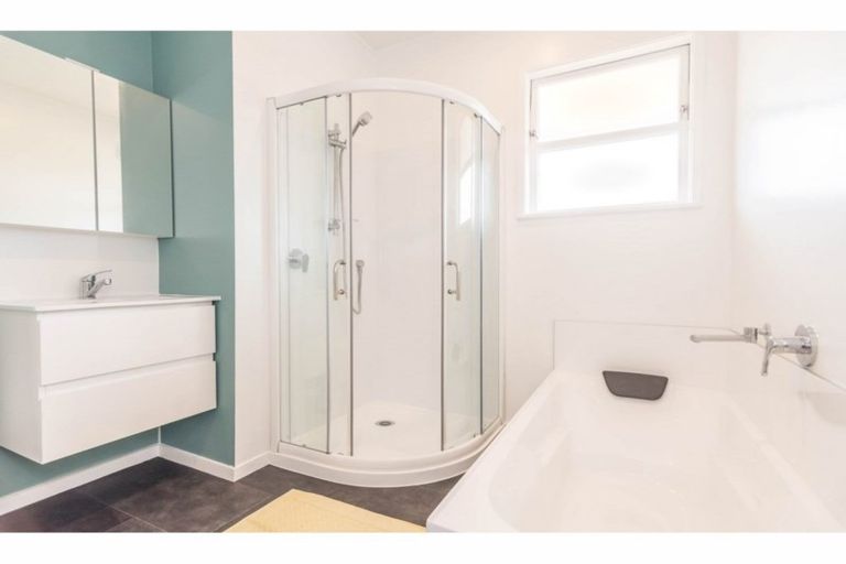 Photo of property in 6 Sheehan Road, Te Atatu South, Auckland, 0610