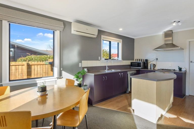 Photo of property in 32 Farquhars Road, Redwood, Christchurch, 8051