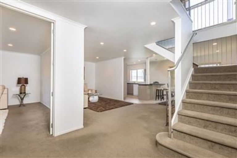 Photo of property in 32 Pukatea Avenue, Albany, Auckland, 0632