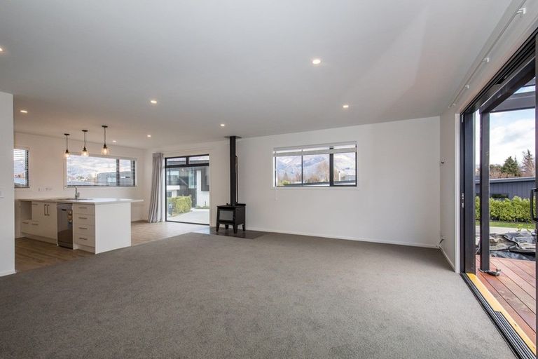 Photo of property in 6 Kapuka Lane, Wanaka, 9305