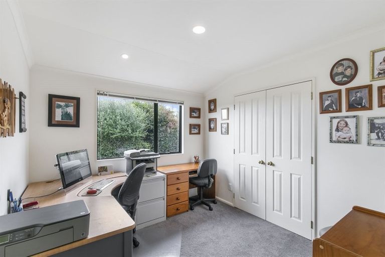 Photo of property in 8 Carl Place, Unsworth Heights, Auckland, 0632