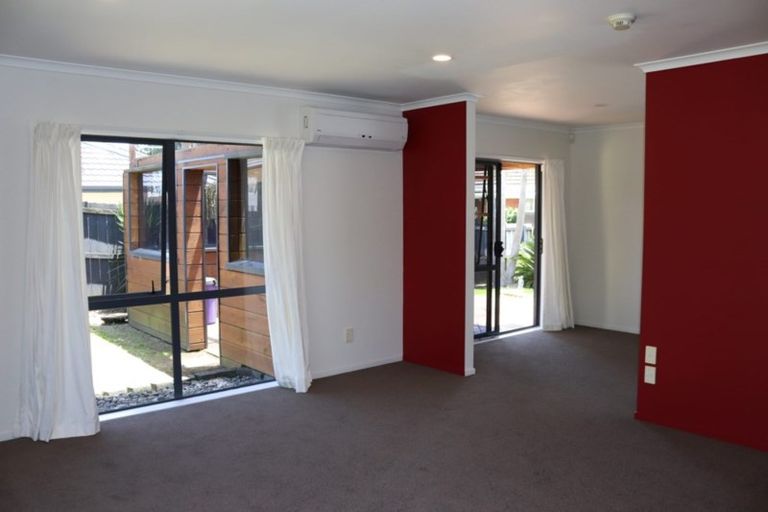 Photo of property in 33 Pitt Avenue, Clendon Park, Auckland, 2103
