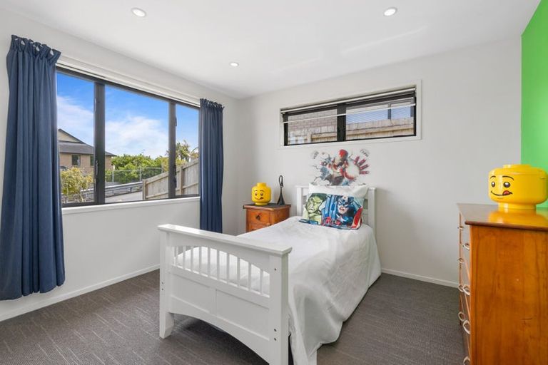 Photo of property in 19 Keating Rise, Northcross, Auckland, 0632