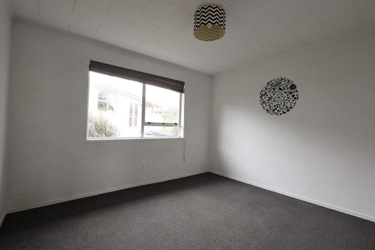 Photo of property in 16 Temuri Place, Glendene, Auckland, 0602