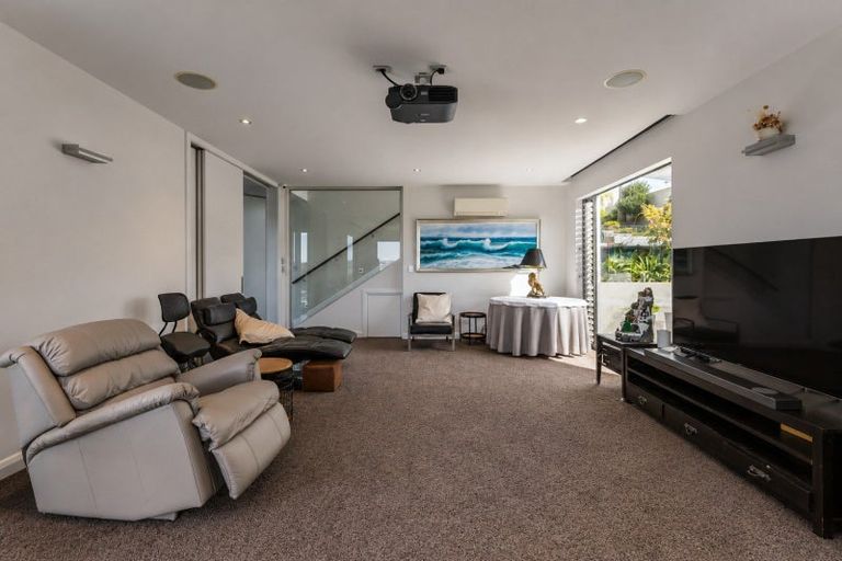 Photo of property in 28 Mansion Court, West Harbour, Auckland, 0618