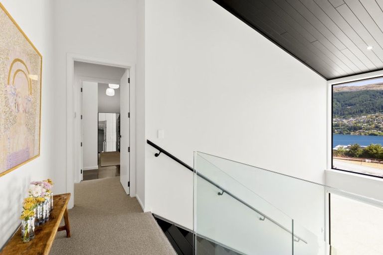 Photo of property in 8 Spring Hill Road, Kelvin Heights, Queenstown, 9300