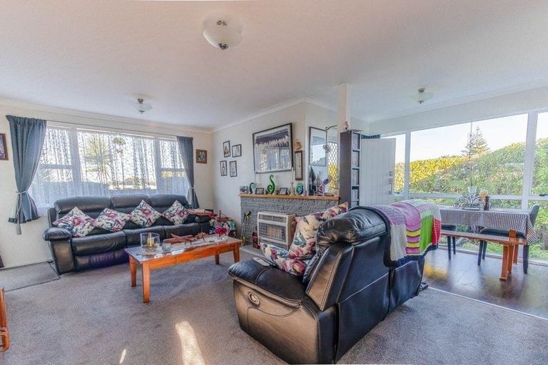 Photo of property in 2 Kuaka Place, Castlecliff, Whanganui, 4501