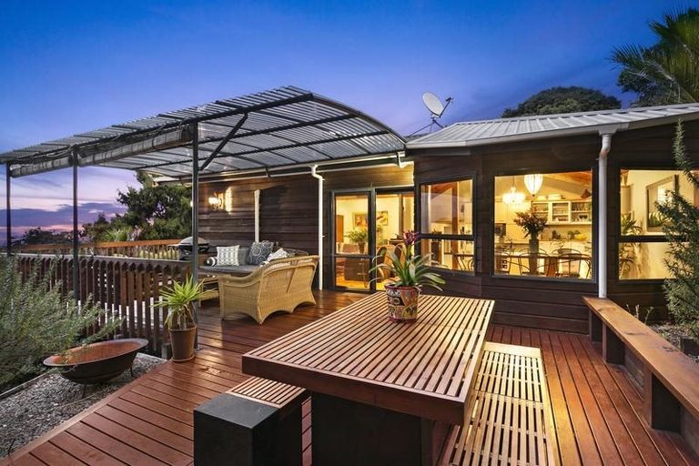 Photo of property in 280 Shaw Road, Titirangi, Auckland, 0604