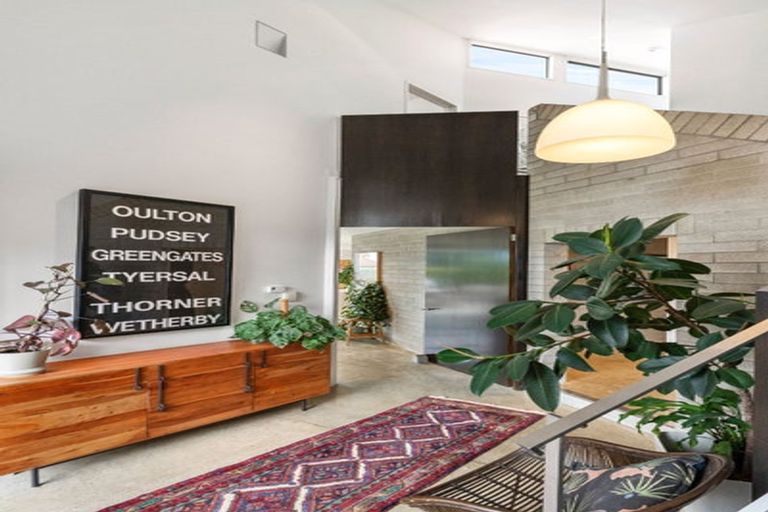 Photo of property in 33a Stanley Point Road, Stanley Point, Auckland, 0624