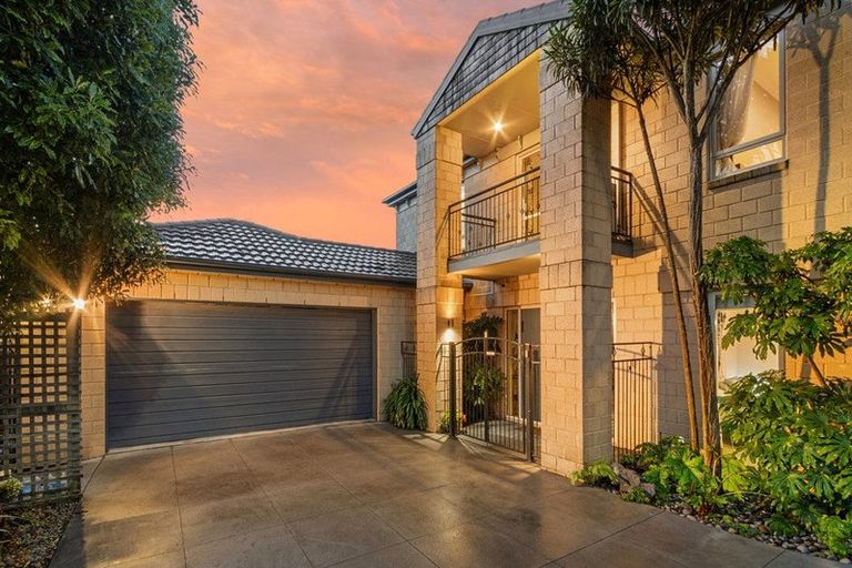 Photo of property in 137 Centaurus Road, Saint Martins, Christchurch, 8022