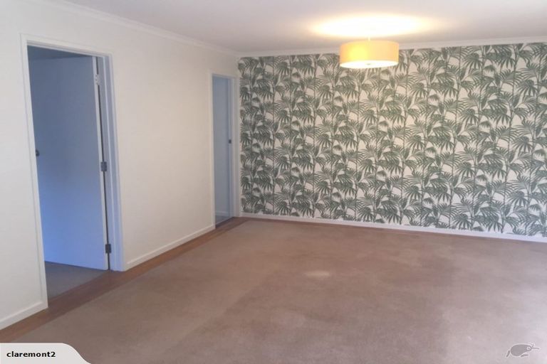 Photo of property in 24 Holdaway Avenue, Northcote, Auckland, 0627