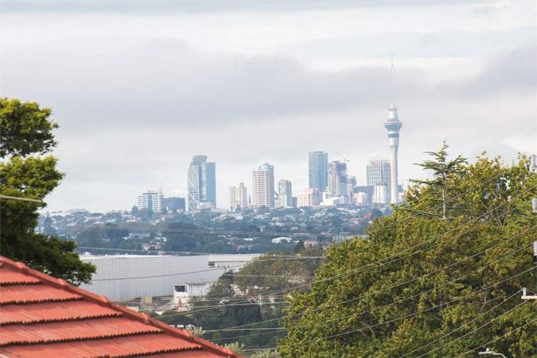 Photo of property in 1 Fowey Avenue, Te Atatu South, Auckland, 0610