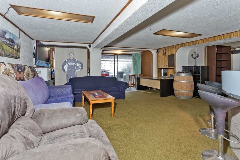 Photo of property in 81 Chivalry Road, Glenfield, Auckland, 0629