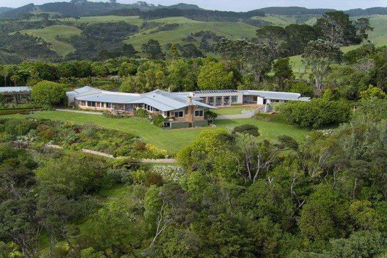 Photo of property in 1229 South Head Road, South Head, Helensville, 0874