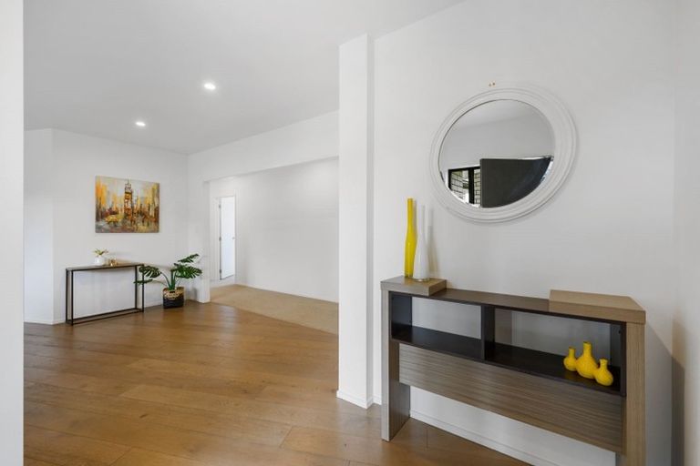 Photo of property in 28 Kilmacrennan Drive, Rosehill, Papakura, 2113