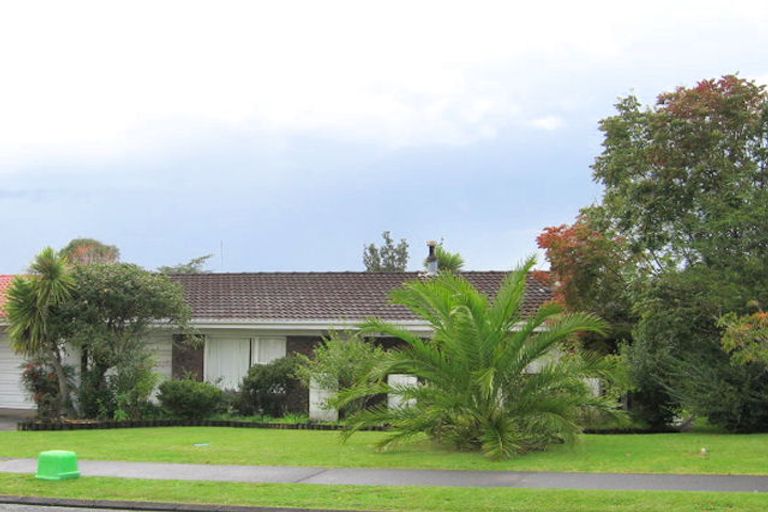 Photo of property in 2/28 Booralee Avenue, Botany Downs, Auckland, 2010