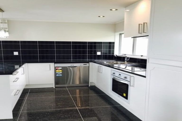 Photo of property in 43 Cedar Heights Avenue, Massey, Auckland, 0614