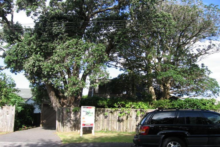 Photo of property in 2/11 Frieston Road, Milford, Auckland, 0620