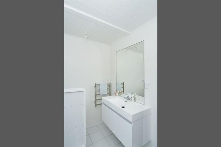 Photo of property in 13 Merchant Avenue, Te Atatu South, Auckland, 0610