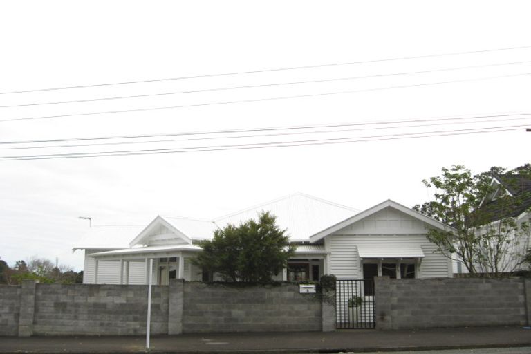 Photo of property in 3 Gilbert Street, New Plymouth, 4310