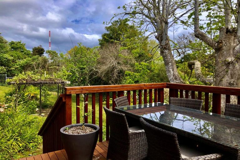 Photo of property in 56 Taipari Road, Te Atatu Peninsula, Auckland, 0610