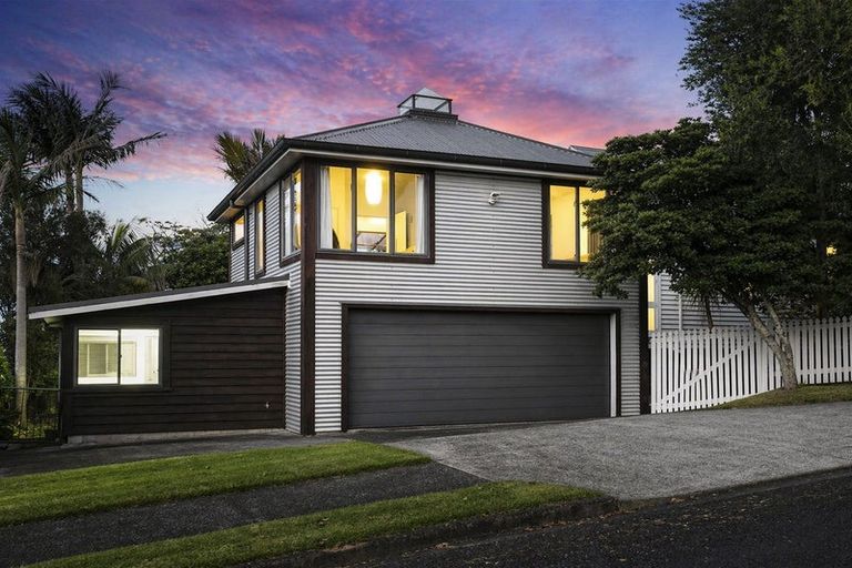 Photo of property in 58 Gladstone Road, Northcote, Auckland, 0627
