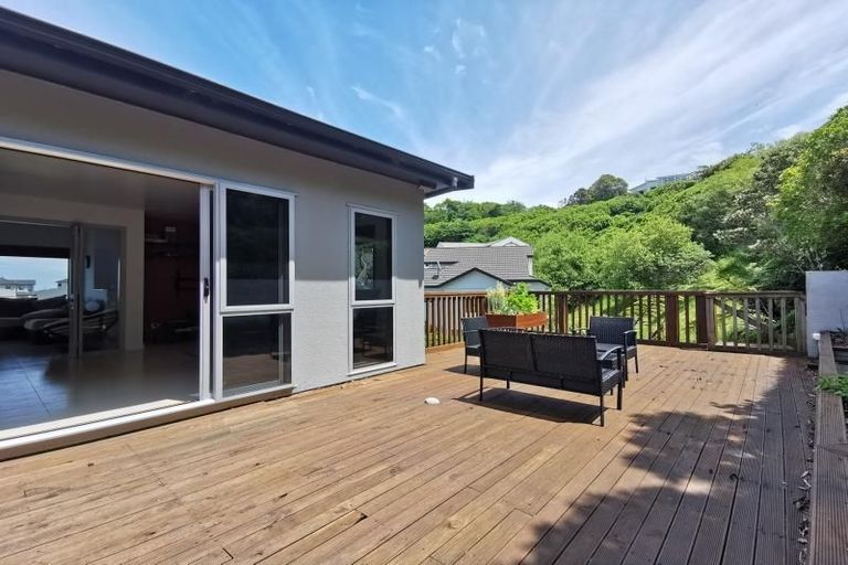 Photo of property in 41 Dress Circle, Newlands, Wellington, 6037