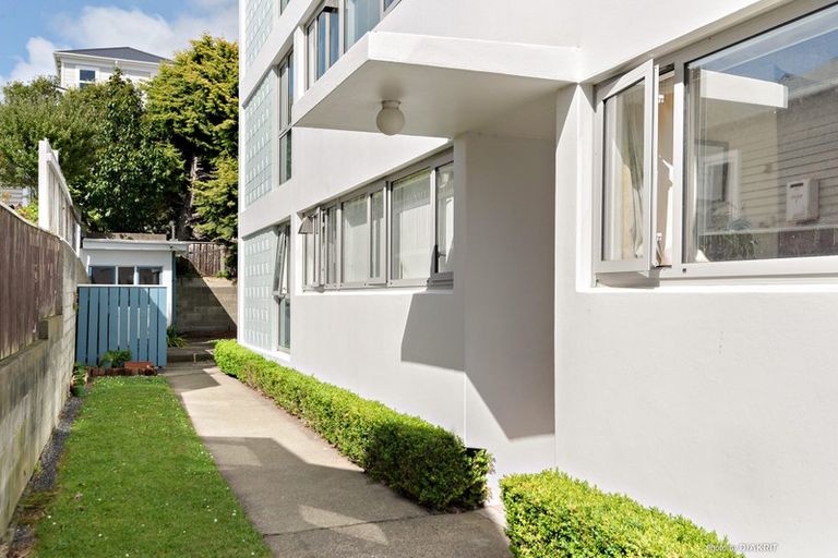 Photo of property in Victoria Court, 8/4 Queen Street, Mount Victoria, Wellington, 6011