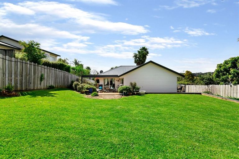 Photo of property in 22 Jumento Place, Unsworth Heights, Auckland, 0632