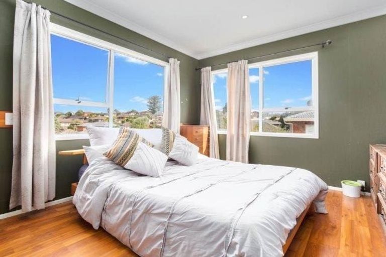 Photo of property in 13 Banksia Place, Goodwood Heights, Auckland, 2105