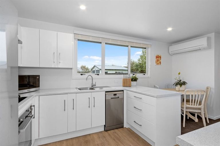 Photo of property in 8b Queenspark Drive, Parklands, Christchurch, 8083