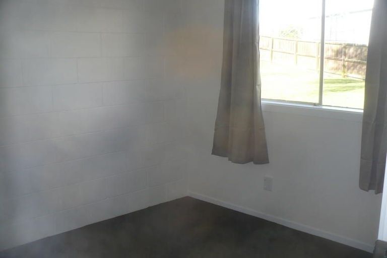 Photo of property in 2 Vera Road, Te Atatu South, Auckland, 0610