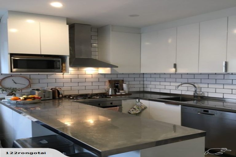 Photo of property in 122 Rongotai Road, Kilbirnie, Wellington, 6022