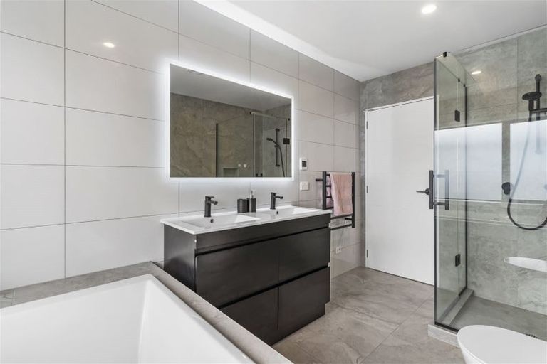 Photo of property in 10 Huaota Place, Botany Downs, Auckland, 2010