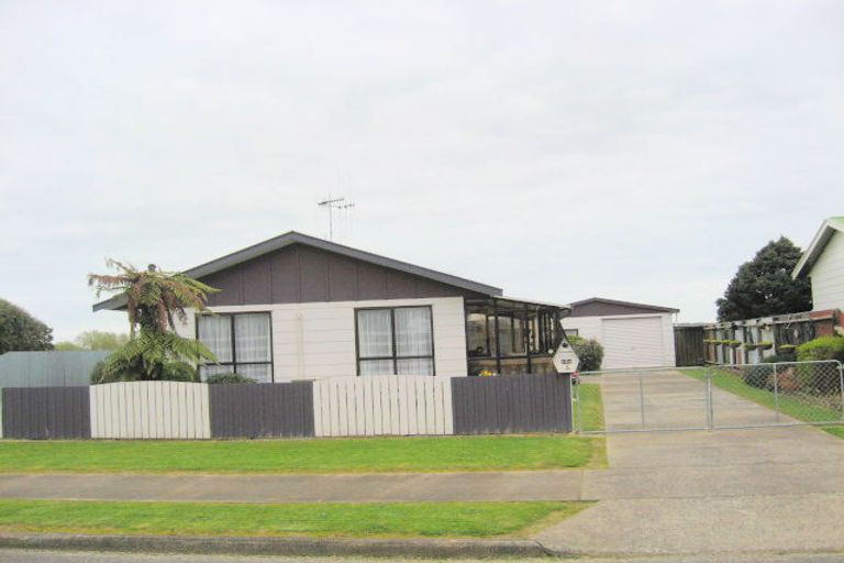 Photo of property in 104 Ryder Crescent, Levin, 5510