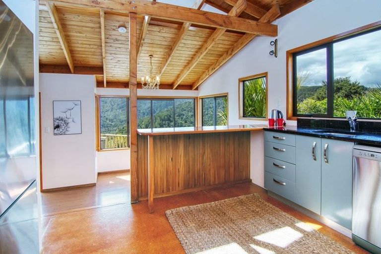 Photo of property in 15 Pendrell Road, Piha, New Lynn, 0772