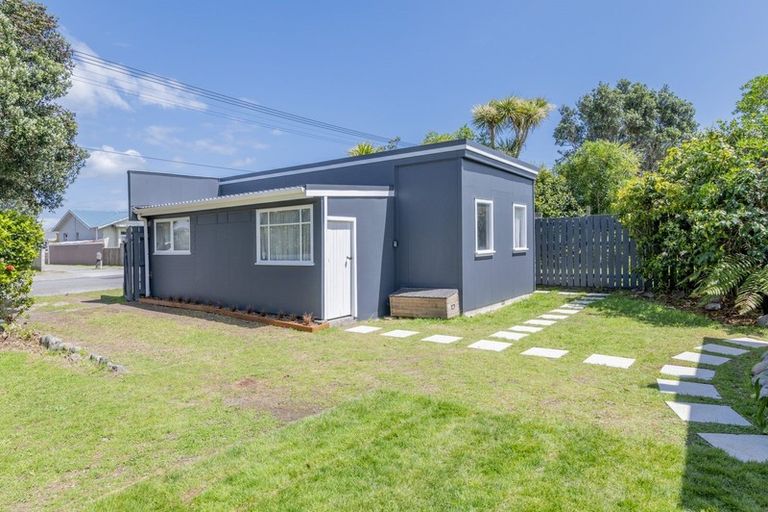 Photo of property in 14 Toi Street, Otaki Beach, Otaki, 5512