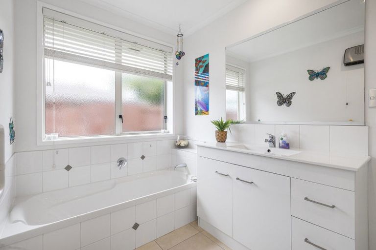 Photo of property in 33 Seabreeze Place, Papamoa Beach, Papamoa, 3118