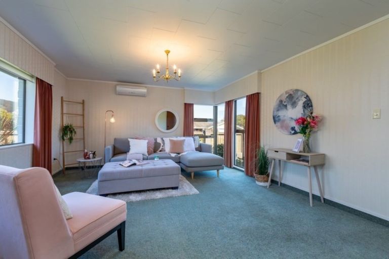 Photo of property in 1 Rewarewa Crescent, Waikanae, 5036