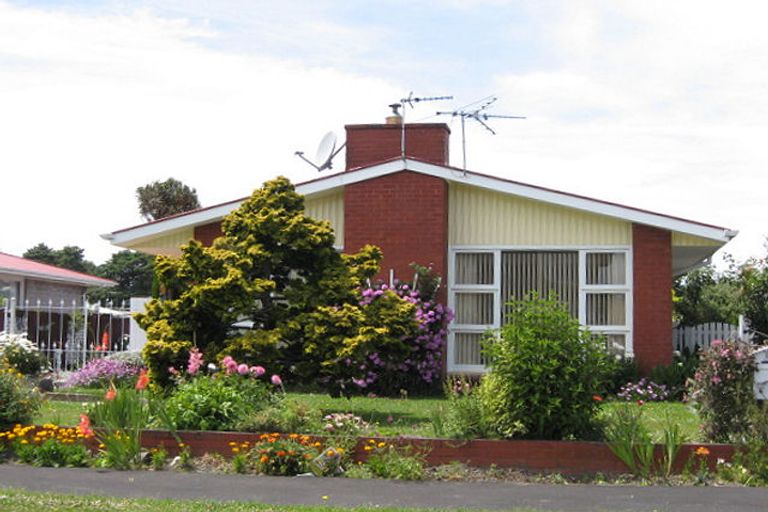 Photo of property in 12 Eglinton Street, Avondale, Christchurch, 8061