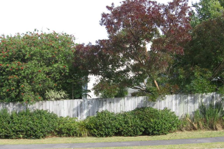 Photo of property in 1/3 Phillipa Place, Browns Bay, Auckland, 0630