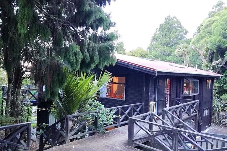 Photo of property in 554 Scenic Drive, Waiatarua, Auckland, 0612