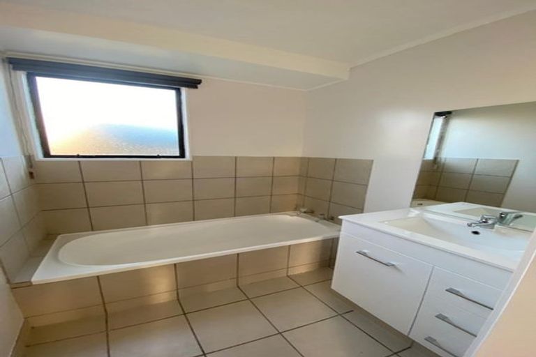 Photo of property in 2/16 Silver Creek Road, Weymouth, Auckland, 2103