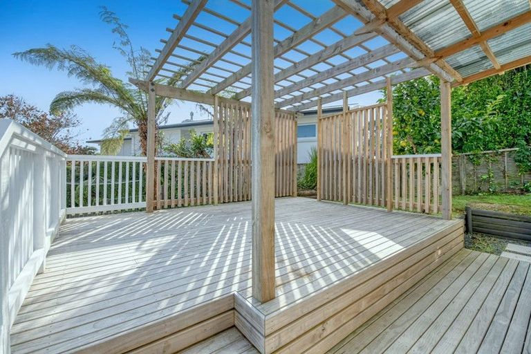 Photo of property in 5 Maori Hut Road, Red Beach, 0932