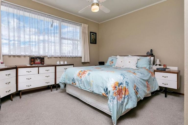 Photo of property in 21 Battle Place, Glenfield, Auckland, 0629