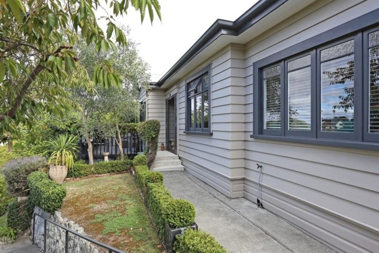 Photo of property in 10 Harvey Road, Bluff Hill, Napier, 4110