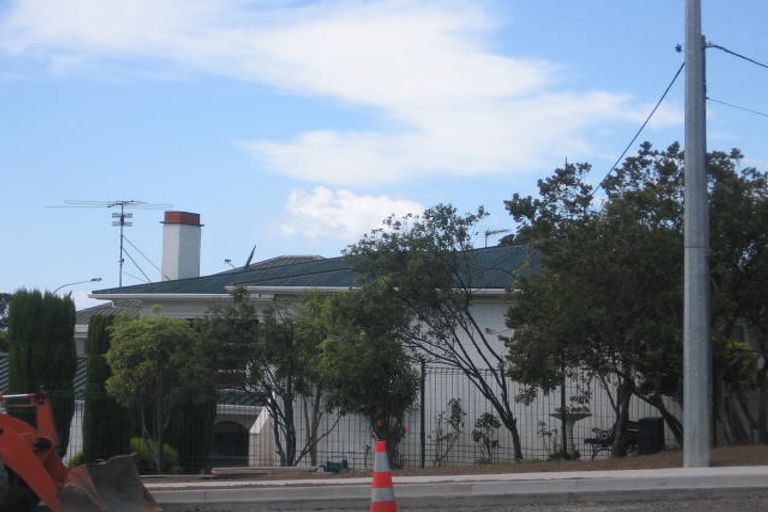 Photo of property in 1/479 Glenfield Road, Glenfield, Auckland, 0629